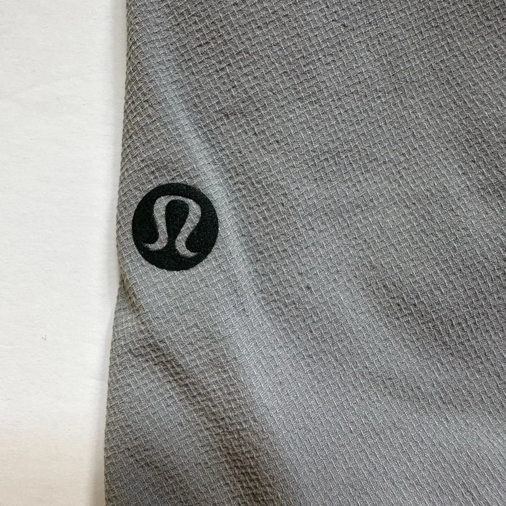 Lululemon Athletica License To Train‎ Men's Athletic Shorts Light Gray Sz Small - Picture 3 of 8